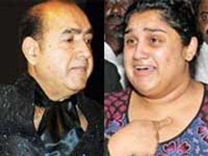 பேரனை ஒப்படைக்க மறுத்த விஜயகுமார்-தந்தையுடன் மோதிய வனிதா-விமான நிலையத்தில் அடிதடி