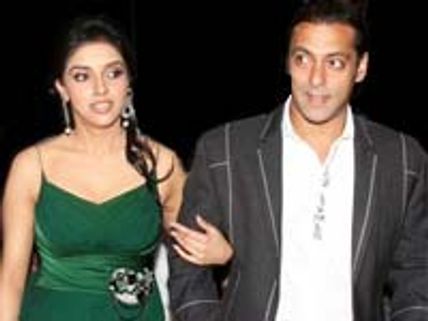 சல்மான் என்னை தாய்போல் கவனித்துக் கொண்டார்-அசின் உருக்கம்!