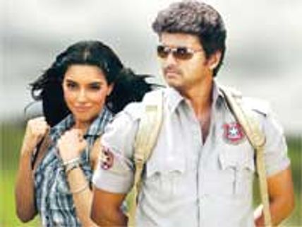 காவலன் படம் பல தடங்கல்களை தாண்டி இறுதியாக நேற்று வெளியானது.