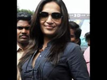 ரசிகர்கள் தொந்தரவால் தேர்வு எழுத முடியாமல் வெளியேறிய சௌந்தர்யா!