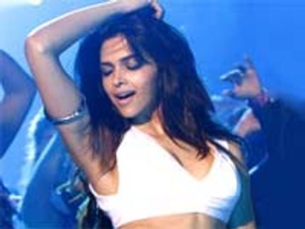 தம் மரோ தம்.... தீபிகா முதுகைக் கடித்த கட்டெறும்பு!