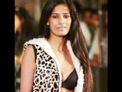 மீடியாக்களின் அனத்தல்-அரை நிர்வாண தரிசனம் தந்தார் பூனம் பாண்டே