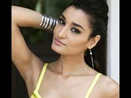 மிஸ் இந்தியா வேர்ல்ட் பட்டத்தை வென்றார் மும்பையின் கனிஷ்தா