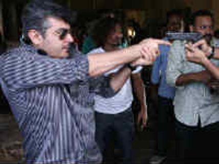 தாராவியில் மங்காத்தா ஷூட்டிங்-அஜீத் காயம்-ஊன்று கோலுடன் நடக்கிறார்