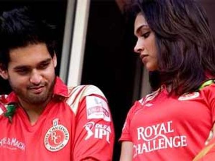 பொது இடத்தில் லிப் டு லிப்: தீபிகா படுகோன் மீது போலீசில் புகார்!