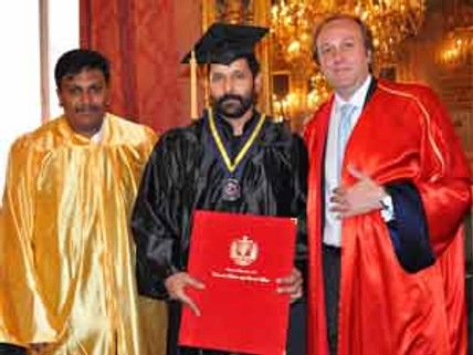 நடிகர் விக்ரமுக்கு டாக்டர் பட்டம் வழங்கியது இத்தாலி பல்கலைக்கழகம்