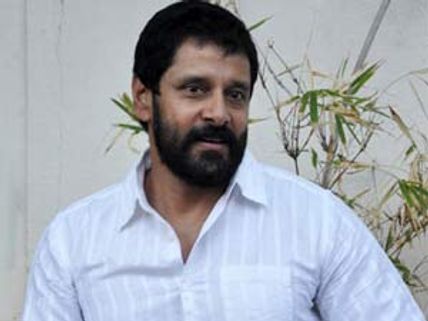 தூள், சாமி போன்ற கதைக்காக காத்திருக்கிறேன், அதான் லேட்-விக்ரம்