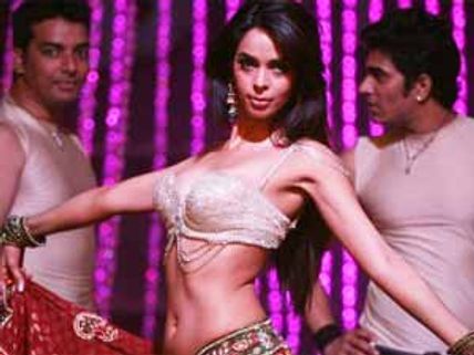 ஸ்வீட்டான மல்லிகாவின் ஷூட்டிங்கில் ஹாட்டான ஜிலேபி