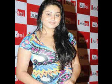 'அக்கா ஒரு ஆட்டம் போடுங்க!' - குடிமகன் கலாட்டா... குலுங்கிய நமீதா!!