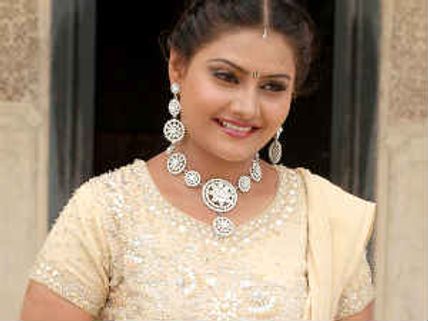 படப்பிடிப்புக்கு மட்டம்: நடிகை நந்தகி மீது புகார்