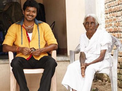 கவுண்டமணியின் தாயாரைச் சந்தித்த விஜய்!