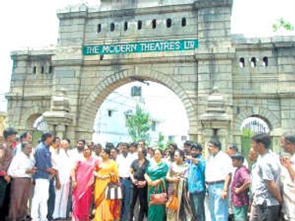 மாடர்ன் தியேட்டர்ஸில் நட்சத்திரங்களின் மலரும் நினைவுகள்!