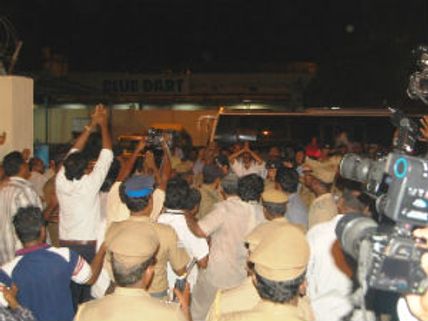 கட்டுக்கடங்காத ரசிகர்கள்... போலீஸ் தடியடி!