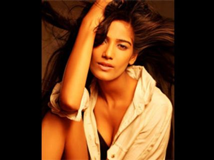 பிக்பாஸ் ஷோவில் நிர்வாணமாக தரிசனம் தர பூனம் பாண்டேவுக்கு ரூ.2 கோடி சம்பளம்?