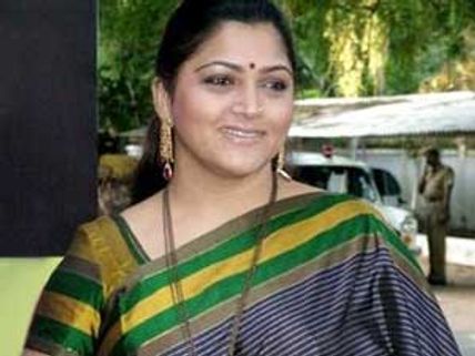 படப்பிடிப்பில் விபத்து: குஷ்பு கால் எலும்பு முறிந்தது!