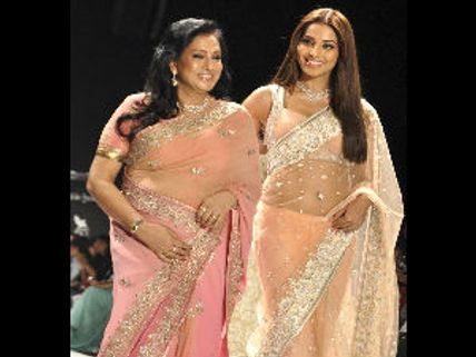 அம்மாவுடன் இணைந்து ரேம்ப் வாக் போன பிபாஷா பாசு