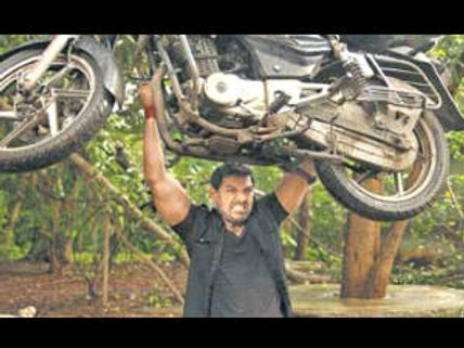 150 கிலோ பைக்கை தூக்கி அசத்திய ஜான் ஆபிரகாம்