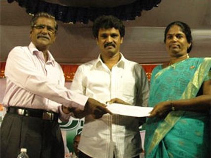 அடுத்தவர் பணத்தில் உதவி வழங்குவதற்காக வெட்கப்படுகிறேன் - சேரன் 