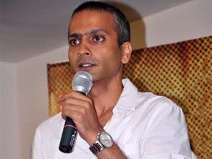 சோனா பப்ளிசிட்டி தேடுகிறார்! - சரண் 