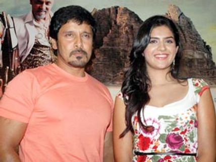 யார் சிறந்த நடிகை? அனுஷ்காவா... தீக்ஷாவா? - விக்ரம் சொன்ன பதில்!