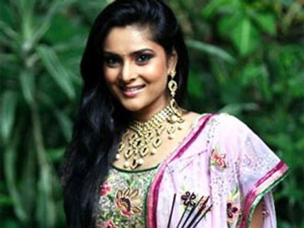 இளைஞர் காங். தலைவர் தேர்தல்: கோஷ்டி பூசலால் 'குத்து' ரம்யா திடீர் விலகல்