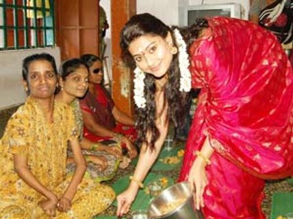 பிறந்த நாள்... மாற்றுத் திறனாளிகளுக்கு தன் கையால் பரிமாறிய சினேகா!