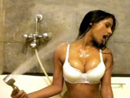 'குளிப்பது' எப்படி?-'டெமோ' காட்டும் பூனம் பாண்டே!