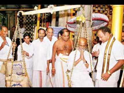 திருப்பதியில் ரஜினி... ஏழுமலையானுக்கு துலாபாரம் செலுத்தினார்!