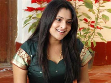 'குத்தாட்டம்' கிடையாது-திவ்யா மறுப்பு!