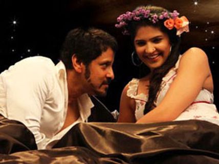 விக்ரம் கனவில் ஸ்ரேயா - ரீமா இத்தாலியில் குத்தாட்டம்!