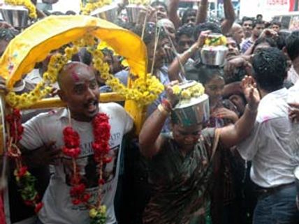 வேலாயுதம் வெள்ளி விழா காண மொட்டை போட்ட விஜய் ரசிகர்கள்!