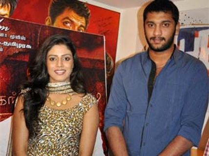 'கிஸ்ஸெல்லாம் அடிக்கச் சொன்னா...!'- 'அப்பாவி' அருள்நிதி