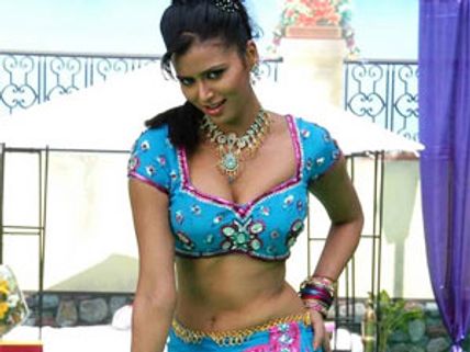 அஜீத் நடிக்கும் பில்லா -2-ல் மீனாட்சி தீக்ஷித் குத்தாட்டம்!