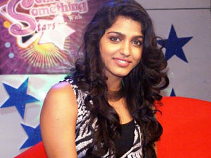 அன்புக்கு ஒன்று... ஆசைக்கு ஓன்று! - தன்ஷிகாவுக்கு கிளி சொன்ன ஜோசியம்