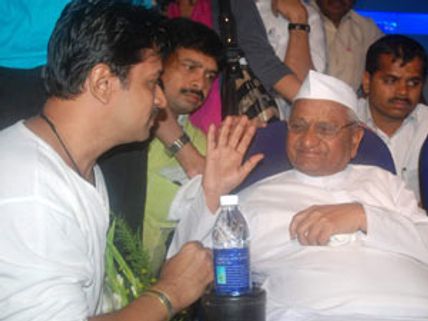 சென்னையில் ஹஸாரே: சந்தித்த அர்ஜூன்... வராத விஜய்!!