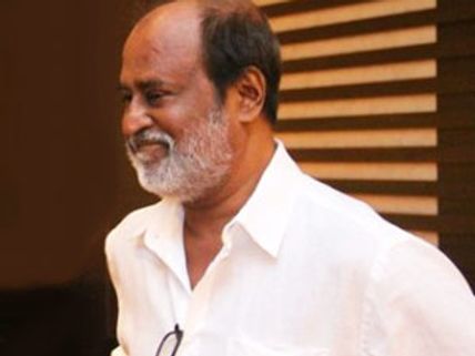 அன்னா உண்ணாவிரதத்திற்கு ரஜினி ஆதரவு- சென்னை போராட்டத்துக்கு கல்யாண மண்டபத்தைக் கொடுத்தார்