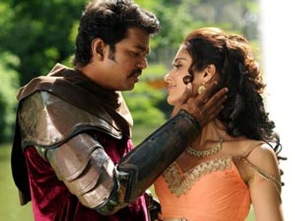 சாய்த்து முத்தமிட்டதால் இலியானா மூக்கு இடிக்கவில்லை... விஜய் விளக்கம்!