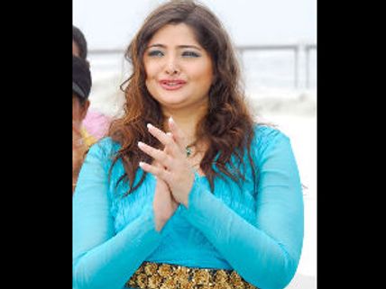 பார்ட்னருடன் வசுந்தரா தாஸ் ரகசிய திருமணம்!