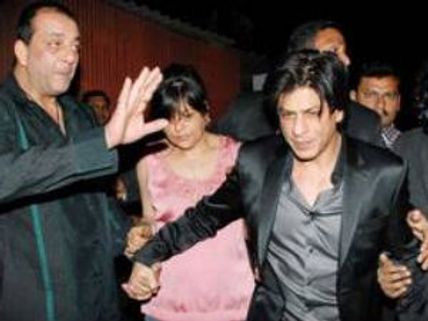 இரவு விருந்து.... தோழி ஃபராகான் கணவரைப் புரட்டியெடுத்த ஷாரூக்கான்!