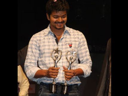 விஜய்க்கு சூப்பர் ஸ்டார் ரஜினி விருது!!