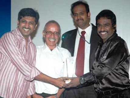 நிகில் முருகனுக்கு சிறந்த ஊடகவியலாளர் விருது! 