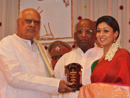 'ஸ்ரீராமராஜ்ஜியம்' படத்துக்காக நயன்தாராவுக்கு உகாதி புரஸ்கார் விருது!