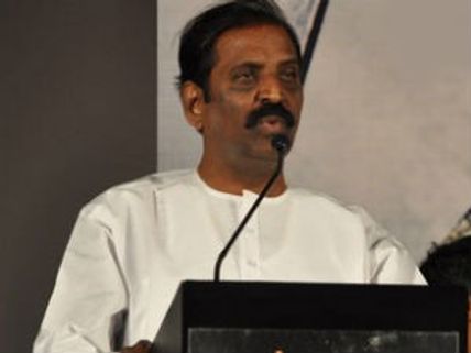 பாடல்கள் பிறந்த கதையுடன் வைரமுத்துவின் 'முப்பது ஆண்டு முத்துகள்'!