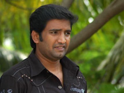 'கழுவி கழுவி'.... சந்தானத்திடம் தாய்க்குலம் கேட்ட சந்தேகம்!