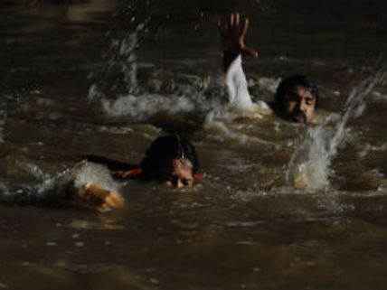 வெள்ளத்தில் இழுத்துச் செல்லப்பட்ட ஆதி - லட்சுமி மஞ்சு