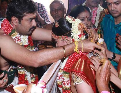 நடிகை சினேகா திருமணம் நடந்தது - இரண்டு முறை தாலி கட்டி மனைவியாக்கினார் பிரசன்னா!