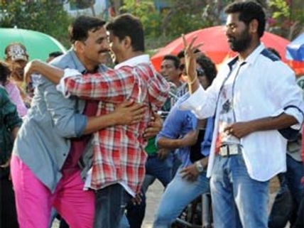 விஜய்க்கு என்ன 17 வயசா? பிரபுதேவாவை கேட்ட அக்ஷய் குமார்