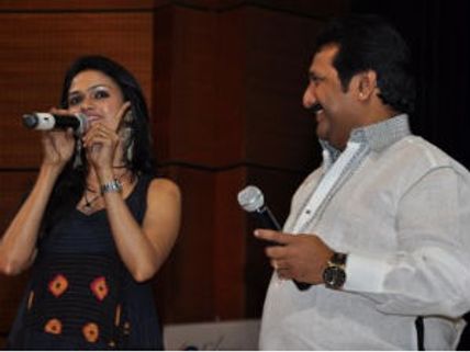 பாடகர் மனோவின் இன்னிசை மழையில் நனைந்த துபாய் மக்கள்