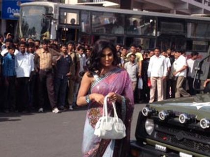 டர்ட்டி பிக்சர்ஸ் ஸூட்டிங்... வீணா மாலிக்கை மொக்கியெடுத்த பெங்களூர் ரசிகர்கள்!