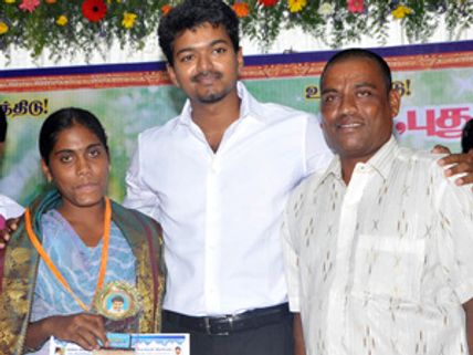 அதிக மதிப்பெண் பெற்ற மாணவர்களுக்கு விஜய் பரிசு - விருந்து!
